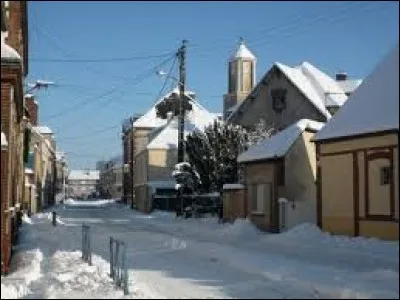 Petite bataille de boules de neige à La Loupe. Nous sommes dans le Centre-Val-de-Loire, dans le département ...