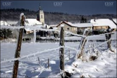Pour commencer cette balade hivernale, nous sommes évidemment à Mouthe. Village de Bourgogne-Franche-Comté, surnommé la Petite Sibérie française, il se situe dans le département ...