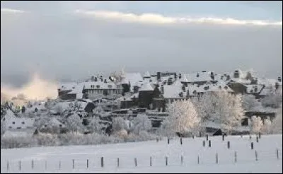 Je vous propose de partir dans l'ancienne région Auvergne, à Salers. Commune classée parmi les Plus Beaux Villages de France, elle se situe dans le département ...