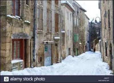 Restons en Auvergne et amusons-nous dans la neige à Pradelles. Classée Plus Beaux Villages de France, cette commune de l'arrondissement du Puy-en-Velay se situe dans le département ...