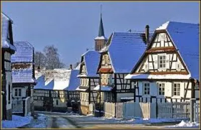 Voici une vue enneigée de Hunspach. Commune Bas-Rhinoise, classée aussi parmi les Plus Beaux Villages de France, dans le parc naturel régional des Vosges du Nord, elle se situe dans l'ancienne région ...
