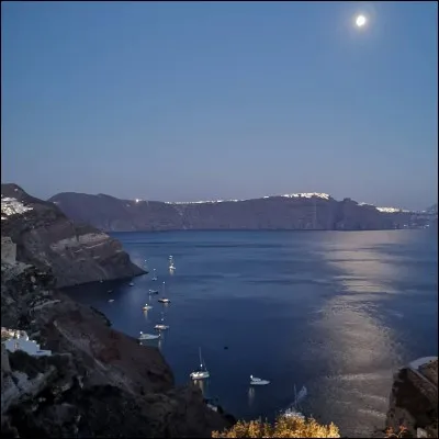 Qui a rencontré les trois filles du concours Mentos à San Torinni ?