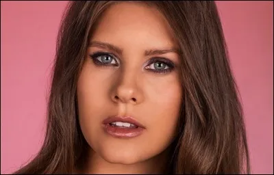 Quel est le prénom de la nouvelle fille entrée dans les maisons et sur qui Renaud a flashé ?