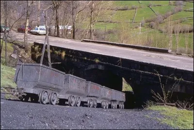 W comme... wagonnets ! Quel chanteur français swinguait sur cette jolie chanson "Les wagonnets", dont la musique rendait si bien le bruit de roulement des wagonnets... ?