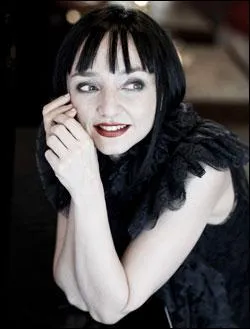 Cette jeune portugaise aux yeux immenses a aim Bruce Willis dans 'Pulp Fiction', et a ralis un documentaire sur la Rvolution des Oeillets dans son pays