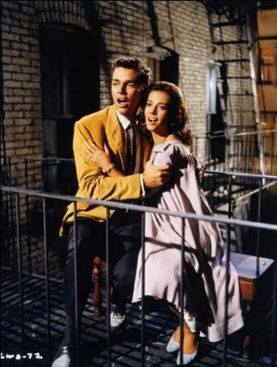 De quelle bande de jeunes fait partieTony qui chante 'Maria, I just met a girl named Maria' en parlant de Nathalie Wood dans West Side Story