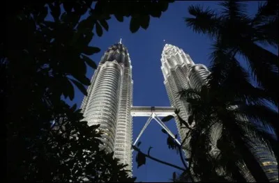 Où se trouvent les tours jumelles Petronas ?