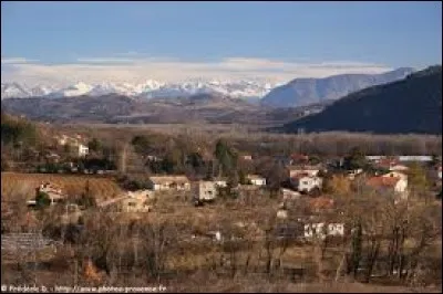 Ancienne commune de la région P.A.C.A., Châteauneuf-de-Chabre se situe dans le département ...