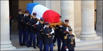 Laquelle de ces personnalités était à l'hommage national en son honneur ?