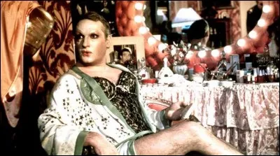 Je m'appelle Albin et je suis une grande folle au cabaret de mon mari.
Dans quel film suis-je d'après toi ?