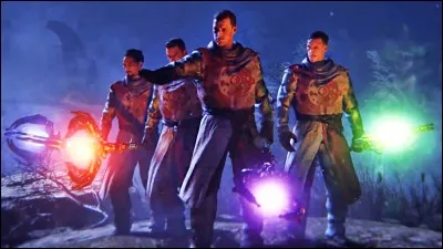 Tu es Nikolai, tu vois que les armes de tes amis sont rassemblées par terre mais, toi, tu as un flingue. Des zombies arrivent vers vous, tu...