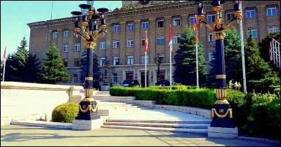 Quel est le pays dont la capitale est Stepanakert ?