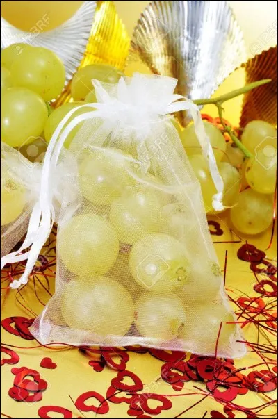 Aux 12 coups de minuit, les Espagnols marquent ces coups en avalant des grains de raisins. Quelle signification ont-ils ?