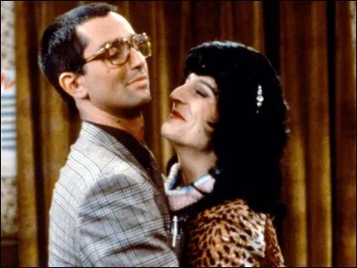 Dans "Le père Noël est une ordure", qui joue le rôle de Jean-Jacques, un travesti qui se fait appeler Katia ?