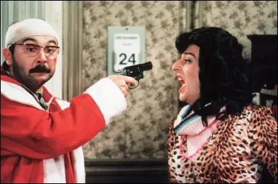 Dans le film culte "Le Père Noël est une ordure", quelle est la célèbre réplique du personnage de Michel Blanc au téléphone ?