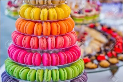 On passe au rayon macarons : 
Un kilo de macarons au caramel !