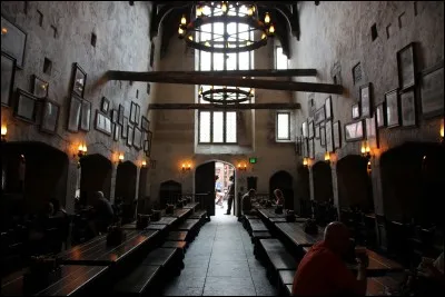 Comment s'appelle le célèbre bar dans le chemin de Traverse ?