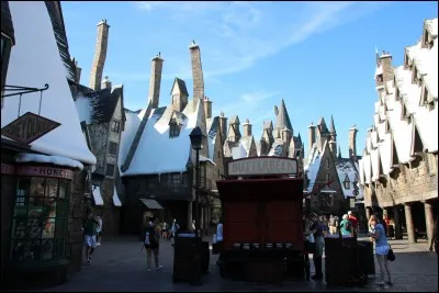 Comment s'appelle le village voisin de Poudlard ?