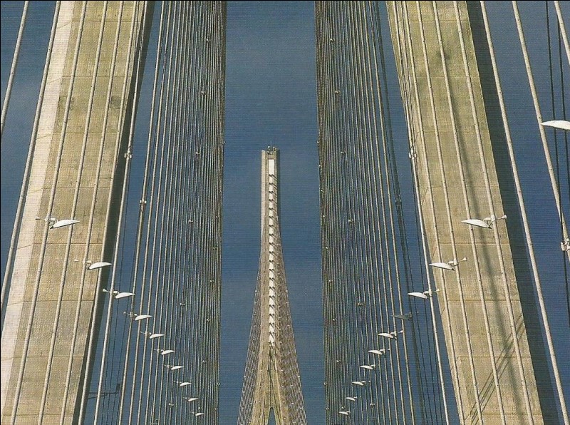 Quelle est la hauteur des deux pylônes du pont de Normandie ?