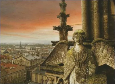 La façade gothique de la cathédrale de Reims compte combien de statues ?