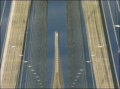 Quelle est la hauteur des deux pylônes du pont de Normandie ?