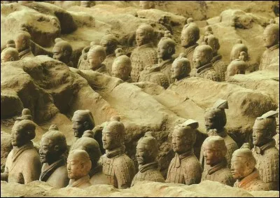 Qin Shi Huangdi, qui se proclama premier empereur de Chine, en 221 avant J.C., fit construire une armée de soldats en terre cuite : il y en a combien ?