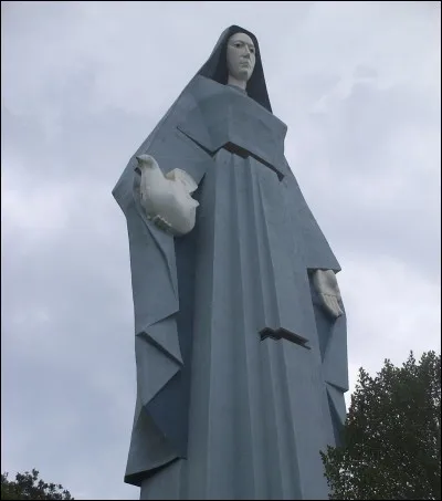 Où se trouve la statue de la Vierge de la Paix (47m) ?