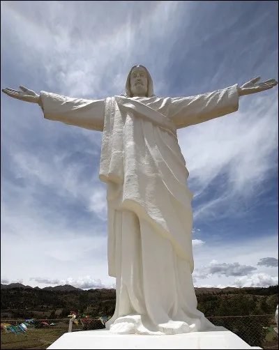 Où se trouve la statue de Christ Blanc (25m) ?