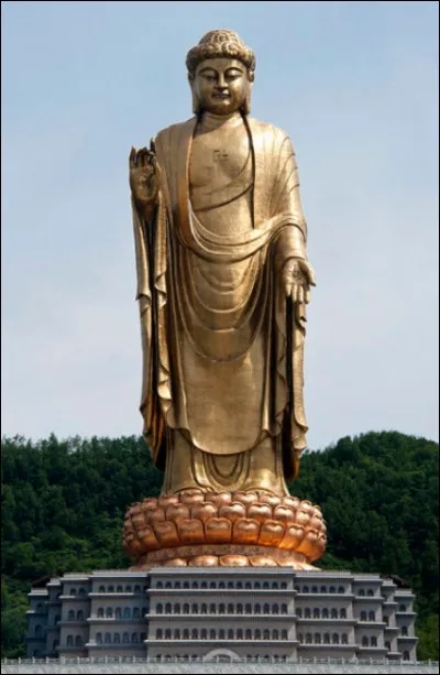 Où se trouve la statue du Bouddha du temple de la Source (153m) ?