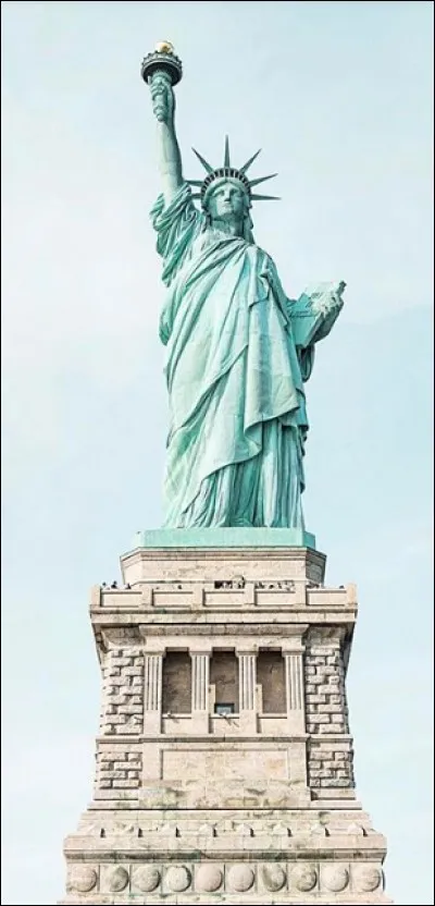 Où se trouve la statue de la Liberté (93m) ?