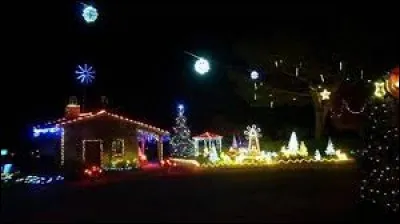Pour voir cette maison illuminée, rendez-vous à Thouarsais-Bouildroux. Village des Pays-de-la-Loire, dans l'arrondissement de Fontenay-le-Comte, il se situe dans le département ...