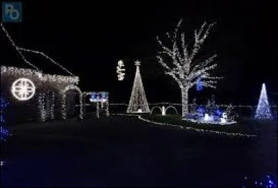 Ces blanches illuminations sont à voir à Fay-de-Bretagne. Ville Mariligérienne, elle se situe en région ...