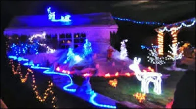 Nous sommes maintenant en Poitou-Charentes, à Clussais-la-Pommeraie. Nous nous trouvons dans le département ...