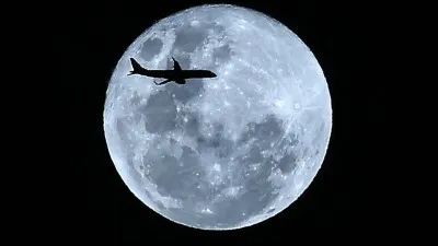 La Lune a été créée à partir de la matière éjectée par une collision entre la jeune Terre et un corps planétoïde (protoplanète) de la taille de Mars nommé Théia.