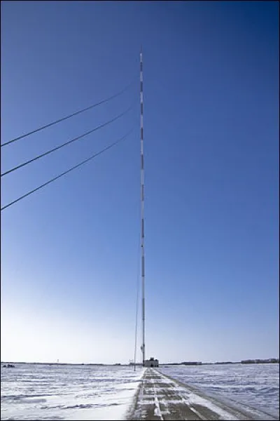 Quelle est la taille du mât de KVLY-TV ?