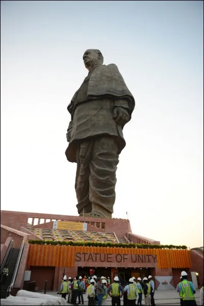 Quelle est la taille de la statue de l'Unité ?