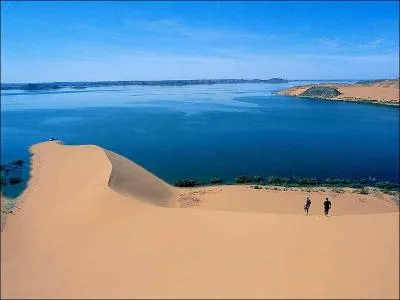 A quel lac le haut barrage d'Assouan a-t-il donn naissance ?