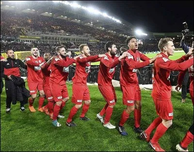 Quelle équipe a créé la surprise en allant en finale de la 100e édition de la Coupe de France ?