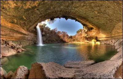 Située à quelques dizaines de km d'Austin, il s'agit d'une piscine naturelle résultant d'un effondrement de ce qui devait être le dôme d'une rivière souterraine, il y a quelques milliers d'années. L'eau y est claire comme de l'eau de roche et c'est une invitation à la baignade dans un décor tout droit sorti de ''Jurassic Park''.
Il faut trouver l'endroit :