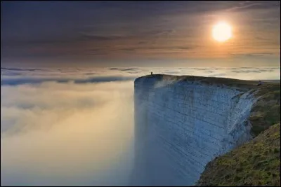 Site magnifique dont la falaise de craie s'élève à 162 m au dessus de la mer. Beachy Head est un promontoire de craie sur la côte sud de l'Angleterre, près de la ville d'Eastbourne. 
Est-ce l'appel du vide ou la fin d'un état, toujours est-il que seul le Golden Gate à San Francisco et les bois d'Aokigahara au Japon enregistrent tristement plus de suicides.
Trouvez le nom français de cet endroit :
