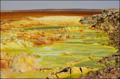 La dernière éruption de ce volcan remonte à 1926 : il se situe dans une région désertique constituée de sédiments salins qui réagissent au gaz de l'activité volcanique. On est ici dans l'un des endroits les plus chauds et les plus hostiles de la planète. La rencontre des plaques tectoniques dans le désert, a créé d'insolites paysages géologiques : ils sont uniques, pouvez-vous les situer s.v.p.