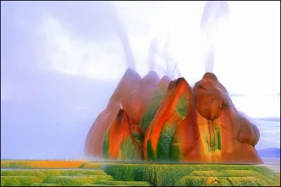 Situé en plein cœur du désert du Nevada, cette source jaillissante d'eau chaude et de vapeur offre un spectacle époustouflant.
En théorie, ce cratère devrait rejeter de l'eau de manière périodique. Celui-ci, en revanche, est une création humaine accidentelle due à des forages ratés. Fortement minéralisée, l'eau jaillissant à cet endroit façonne un cône toujours grandissant. 
Trouvez l'endroit :