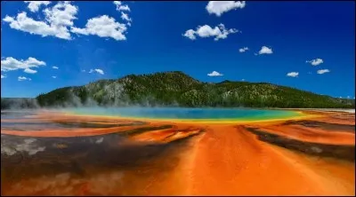On voit ici la plus grande source d'eau chaude des États-Unis : ces belles couleurs ardentes proviennent d'algues et de bactéries qui se développent dans l'eau, riche en minéraux. Il faut aller au Parc Yellowstone pour y admirer le…