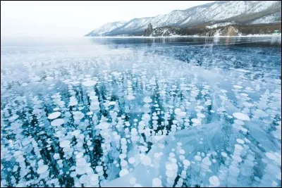 Plusieurs aspects de ce lac sont des beautés : ici je vous le montre en hiver. C'est le plus profond du monde et la plus grande réserve d'eau douce existante. Ce paysage n'a rien d'une morne plaine : il y a des fissures et des bulles sous la surface.
Situez cet important site touristique naturel de la région d'Irkoutsk.