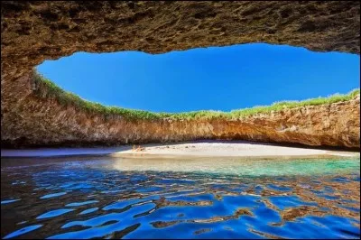 Lorsque la marée est basse, cette grotte recèle une petite plage ombrée qui se laisse découvrir et pénétrer par le soleil. On y autorise la baignade et le kayak mais cela semble approprié au farniente. Trouvez le nom qui va avec le lieu :