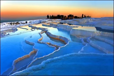 Mot signifiant ''château de coton''. Il s'agit de séries de piscines thermales de calcaire solidifiées formant des bassins aux allures de terrasses. Les terrasses blanches d'oxyde de calcium changent de couleurs avec le soleil et forment des jacuzzis naturels parfaits pour accueillir les touristes. Ces sources chaudes sont réputées pour leurs bienfaits thérapeutiques : pouvez-vous situer l'endroit