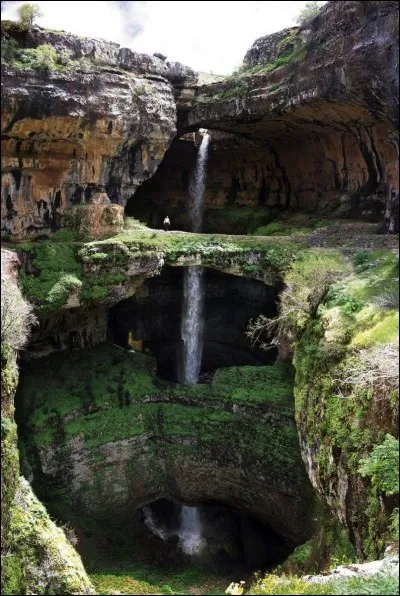 Il s'agit d'une énorme grotte creusée dans le calcaire du jurassique. Elle a été trouvée seulement en 1952 par le spéléologue français Henri Coiffait. Elle est profonde de 250 m et large 260 m : elle possède 2 structures qui ressemblent à pont coupant en 3, la cascade de 90 m qui y coule.
C'est plus facile à voir qu'à expliquer : s.v.p. dîtes-moi où nous sommes quand nous voyons ce que l'on voit :