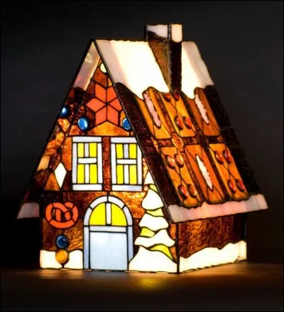 En quoi était la maison dans une comptine connue ?