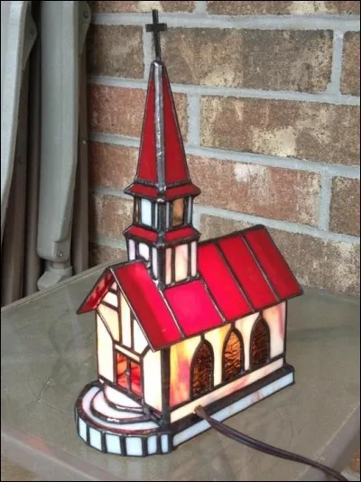 Qui chantait "Je suis entré dans l'église et n'y ai vu personne, que le regard éteint du plâtre des statues... je pense encore à toi" ?