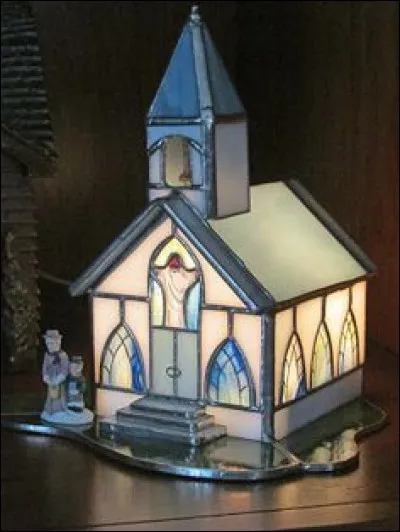 Pour le chanteur Christophe, quelle heure est-il au clocher de l'église quand dans le square les fleurs poétisent, une fille va sortir de la mairie...il faudrait qu'il lui parle à tout prix ! ?